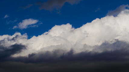 Naklejka na ściany i meble Gros cumulus défilant dans un ciel limpide, dans un régime de temps de traîne, derrière une perturbation atlantique