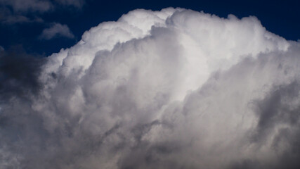 Obraz premium Gros cumulus défilant dans un ciel limpide, dans un régime de temps de traîne, derrière une perturbation atlantique