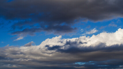 Naklejka na ściany i meble Gros cumulus défilant dans un ciel limpide, dans un régime de temps de traîne, derrière une perturbation atlantique