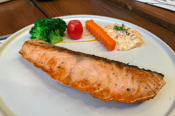 Grilled salmon steak with vegetable garnishing