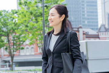 スーツを着たミドル女性