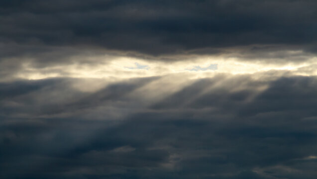 Rayos de sol en el horizonte entre las nubes. Cielo cubierto donde solo unos pocos rayos de sol atraviesan las nubes.