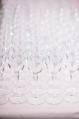 Insieme di bicchieri vuoti di cristallo isolati sulla tavola preparati per servire le bevande