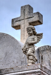 Angelot et croix tombale dans le cimetière marin de Sète, Hérault, France
