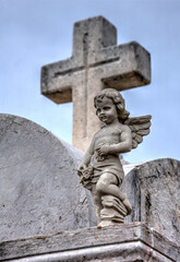 Obraz premium Angelot et croix tombale dans le cimetière marin de Sète, Hérault, France