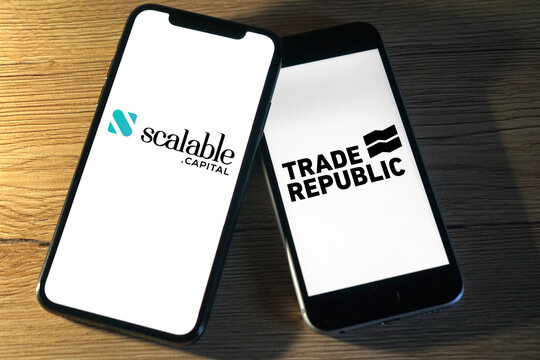 Logos der Neo-Broker scalable capital und Trade Republic werden auf zwei Smartphones angezeigt, Broker, Trading, Investieren, B&ouml;rsenhandel, Aktienhandel, Neobroker, 2021