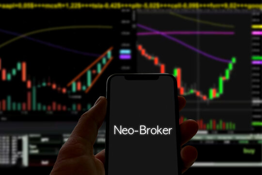 Neo-Broker App wird auf einem Smartphone in der Hand angezeigt, Broker, Trading, Investieren, B&ouml;rsenhandel, Aktienhandel, Neobroker, 2021