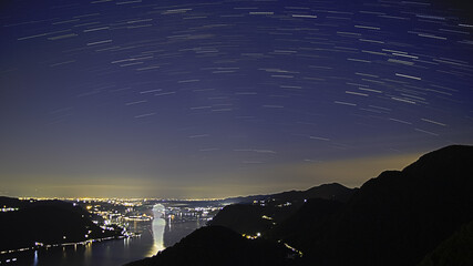 Cielo stellato sopra il Lago D'Orta fotografato dal Belvedere di Quarna Sopra (VB), Piemonte, Italia.