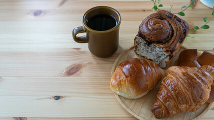 テーブルの上の美味しそうなパンとコーヒー。