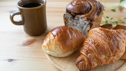 テーブルの上の美味しそうなパンとコーヒー。