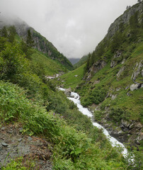 Fototapeta na wymiar Iseltrail Hochgebirgs-Etappe: Flusswandern in Osttirol mit Clarahütte von Prägraten