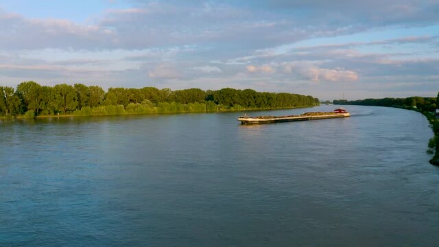 Frachtschiff mit Eisenschrott auf dem Rhein bei Worms fährt Richtung Mainz Fluss abwärts