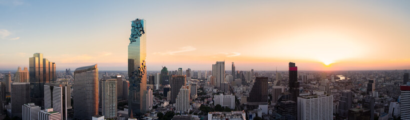 Fototapeta premium Bangkok city at twilight with skyline,Thailand