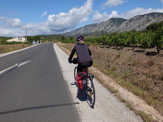 Fototapeta premium jeune femme à vélo qui randonne en itinérant à bicyclette dans le sud de la France