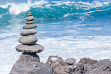 Pierres superposées sur côte rocheuse 