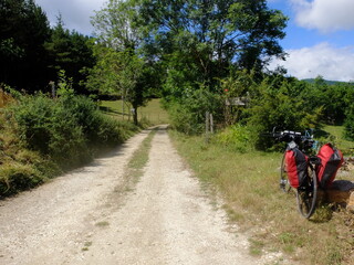 vélo avec sacoches pour randonnée itinérante dans la campagne