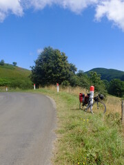 Fototapeta premium vélo avec sacoches pour randonnée itinérante dans la campagne
