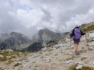 randonneurs en montagne pendant l'orage et les nuages