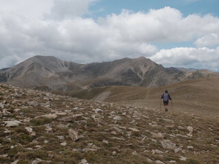 Fototapeta premium randonneurs en montagne pendant l'orage et les nuages
