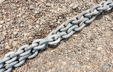 Metallkette auf Strand