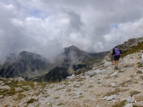 randonneurs en montagne pendant l'orage et les nuages