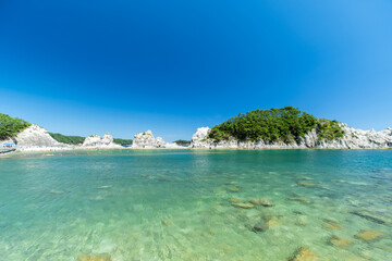 Fototapeta premium 夏の青空と岩手県宮古市の浄土ヶ浜