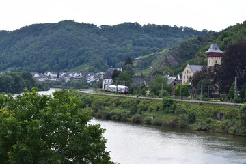 Fototapeta na wymiar Oberburg Kobern-Gondorf am Moselufer mit Hautstraße durch die Burg