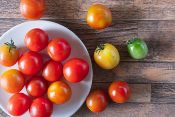Fototapeta na wymiar fresh tomatoes in a plate on the table