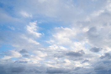 Fototapeta na wymiar ciel bleu avec nuages