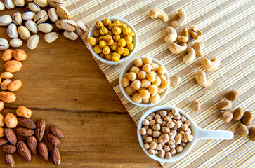 Raw, cooked and fried chickpeas Grains, almonds, peanuts, pistachios and cashew nuts.