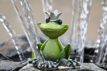 Der Froschkönig sitzt am Rand eines Brunnen. Märchen.