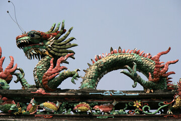 Fototapeta premium statue of a dragon at a chinese pavilion in hoi an in vietnam
