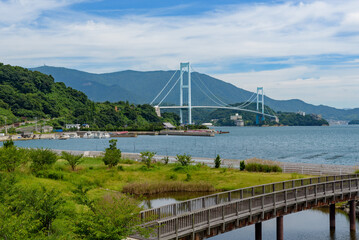Obraz premium 瀬戸内海の海岸風景、とびしま海道 下蒲刈島から安芸灘大橋方面を望む