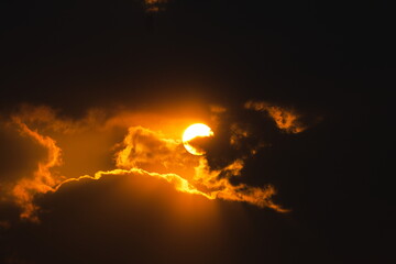 Zachód słońca w chmurach 