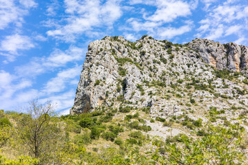 Vue sur le Massif de la Séranne depuis les gorges de Buèges (Occitanie, France)
