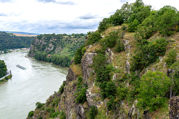 Fototapeta na wymiar Rock formations on the edge of a cliff above a river in West Germany.