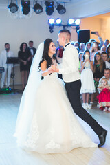 Naklejka premium Beautiful wedding couple just married and dancing their first dance