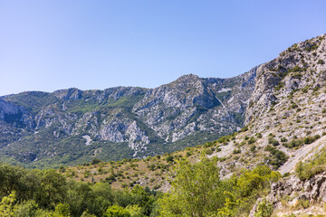 Obraz premium Vue sur le Massif de la Séranne depuis les gorges de Buèges (Occitanie, France)