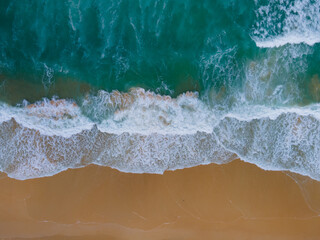 Obraz na płótnie Canvas waves on the beach