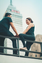 retrato de espaldas de una hermosa pareja abrazándose