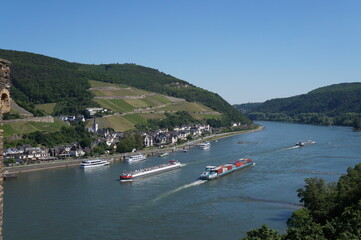 Fototapeta na wymiar Schiffsverkehr auf dem Rhein
