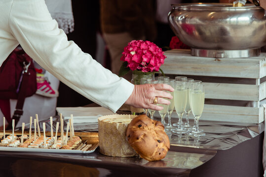 Une main se sert une fl&ucirc;te de champagne lors d'un banquet