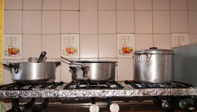 ollas de cocina sobre parrillas en cocina tipica mexicana