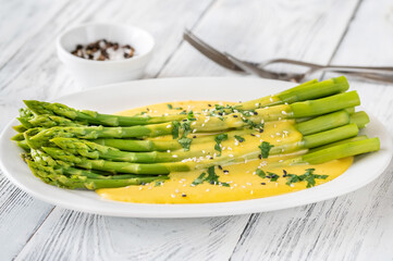 Cooked asparagus with Hollandaise sauce