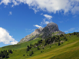 Fototapeta na wymiar spettacolari cime delle montagne dolomitiche in Val Badia in Italia