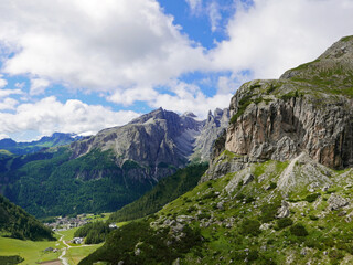 Fototapeta premium spettacolari cime delle montagne dolomitiche in Val Badia in Italia