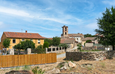Obraz premium panoramica del pueblo de Basardilla y su iglesia de San Bartolome, en Segovia, castilla y Leon