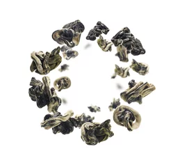 Fototapete Teesortiment Getrockneter Oolong-Tee schwebt auf weißem Hintergrund