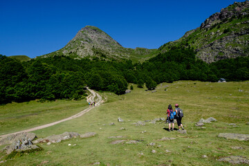 Fototapeta na wymiar hikers resting, Ayous lakes tour, Pyrenees National Park, Pyrenees Atlantiques, France