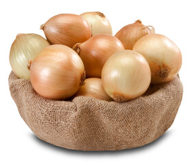 Cebolas cruas e inteiras em cesto de juta em fundo branco isolado.